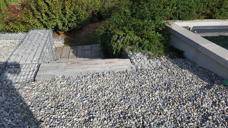 Création d'une terrasse et contour de piscine en Padouk à Meyreuil bouche du rhone