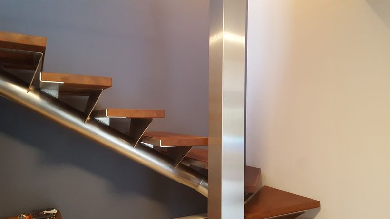 Habillage d'un escalier en inox et Iroko