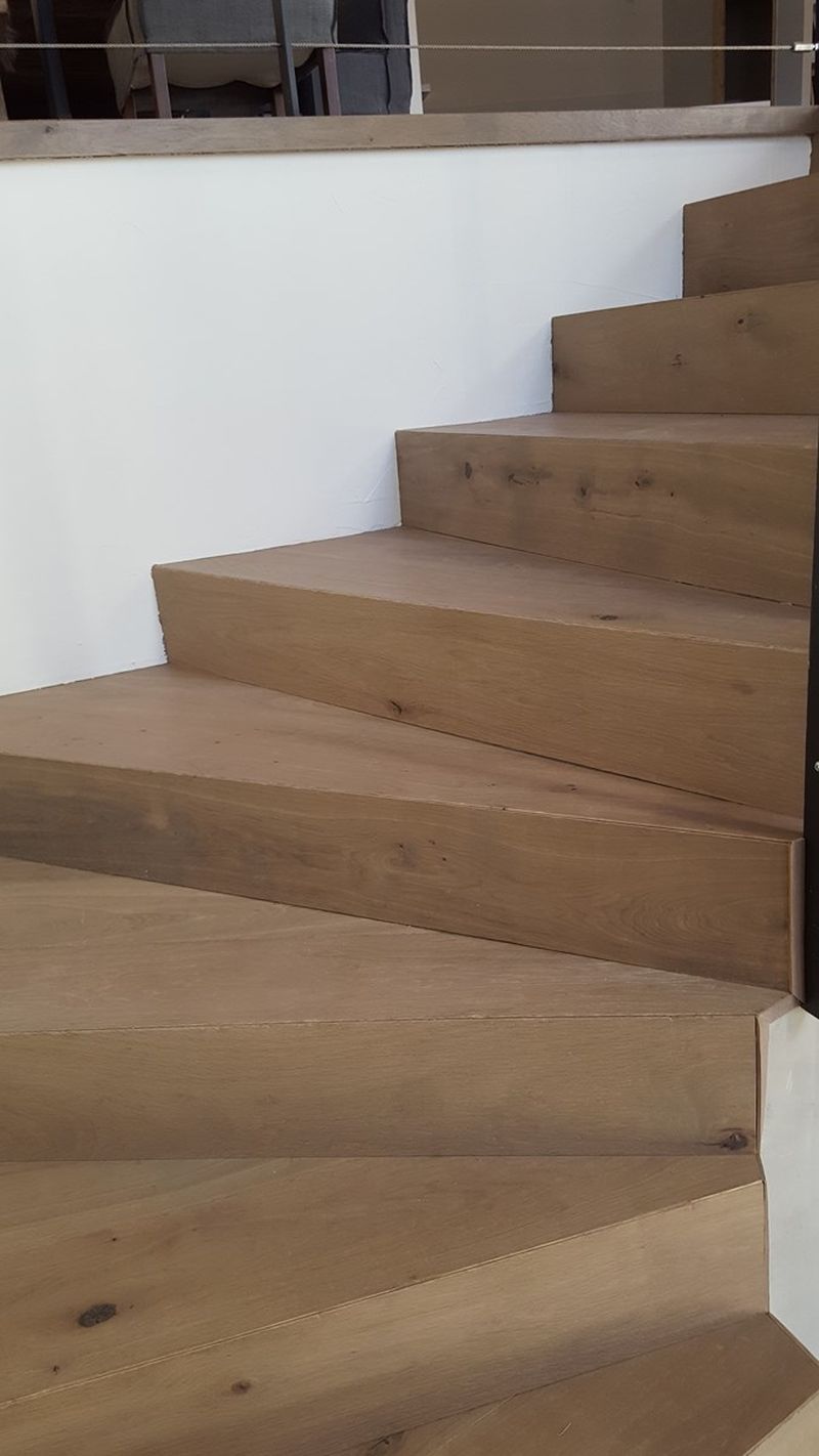 habillage d'un escalier en béton avec marche en chêne