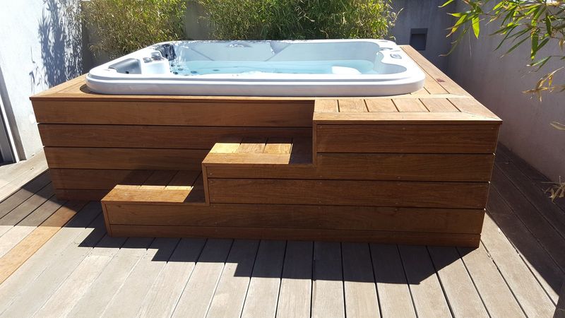 Sublimez Votre Espace Détente avec La Parqueterie Aixoise : Contour de Jacuzzi en Ipé !